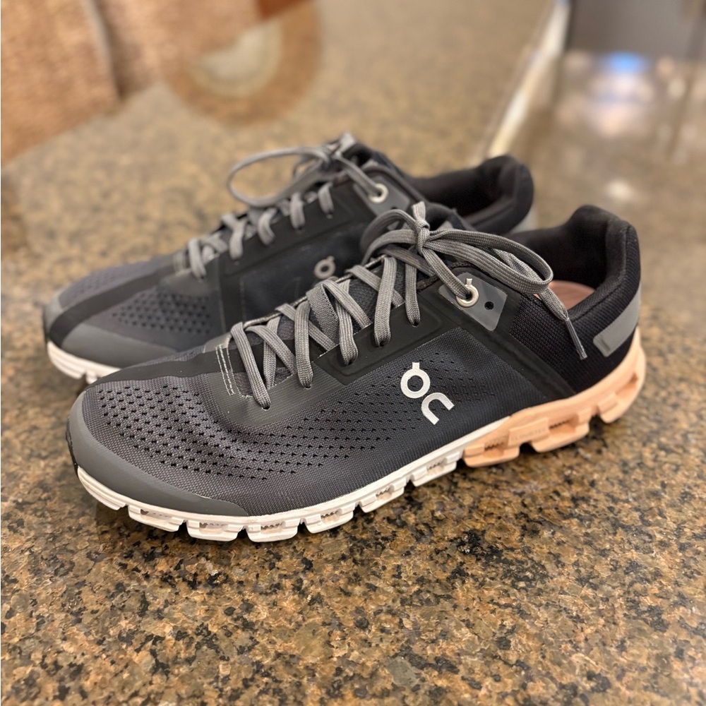 On Cloud Cloudflow Women’s size 9 running shoes. Excellent condition!